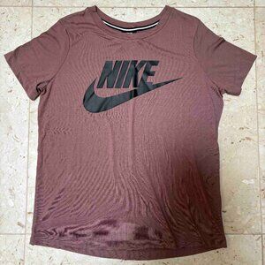 NIKE Essential Logo Standard Fit Women's T-Shirt - Medium